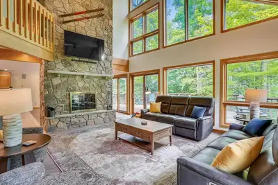 Image de Beautiful slope side home! Come and enjoy life at Dew Revue! !