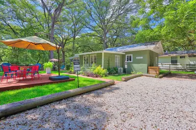 Image de The Getaway on the Creek with Bright Pops of Color!