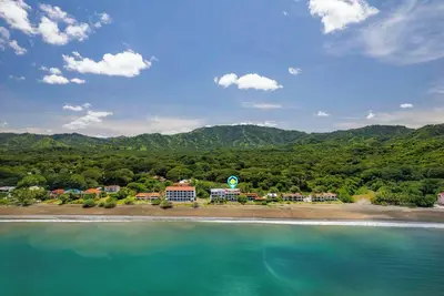 Image de 3-Bedroom, 2-Bath Beachfront Condo with Pool