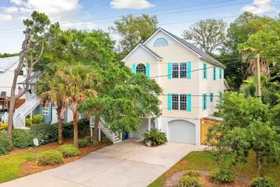 Image de Folly Beach Gem! Short Walk to Beach, Bars & Restaurants, Game Room, Fire Pit