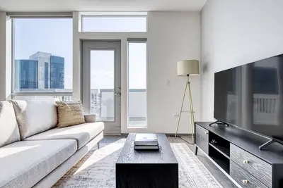 Image de Stunning Logan Square 2br w/ Roof Deck & Gym, 1 block to L, by Blueground