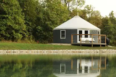 Image de Cozy Waterfront Yurt with Heated Floors, full heat and Ac, bathroom, Kitchenette
