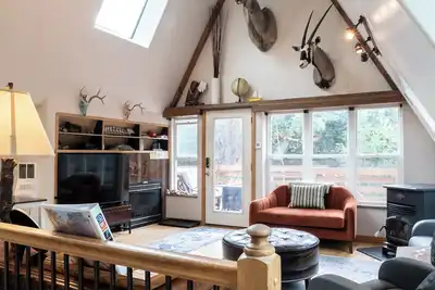 Image de Creek Front Mountain Chalet close to Ski Resorts!