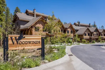 Image de Woodwinds 1265 Luxury Townhouse, Private Hot Tub, 2 Car Garage by RedAwning