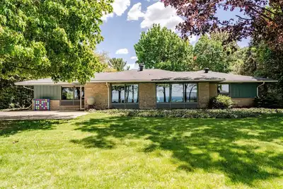 Image de All The Waters Retro Home on Lake Michigan- Private Beach-Large, shaded backyard