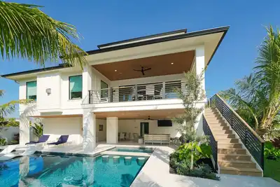 Image de Stunning new 4 bedroom 4. 5 bath home with heated pool/spa and views of Tampa Bay