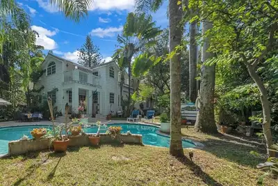 Image de Ne Coconut Grove pool home, family & pet friendly, huge yard, & guest house.