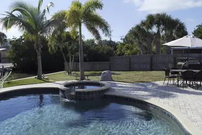 Image de Siesta Tropical Retreat: 5-star pool home in Sk Village; 2 blocks to beach