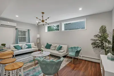 Image de Chic, Cozy, Newly-Remodeled Cottage with Deck
