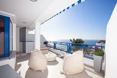 Image de Newly renovated designer apartment with a large terrace and sea views
