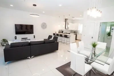 Image de Across the Ocean few steps to beach contemporary 3 Bedroom 3 1/2 Baths townhouse