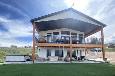 Image de New Bear Lake home on golf course, includes private hot tub! Ideal Beach Access