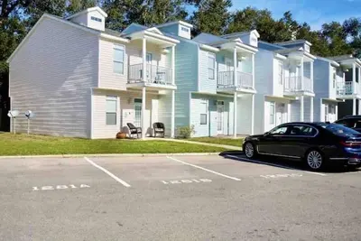 Image de Beach Location! Cheerful Three Bedroom End Unit Townhome with Pool