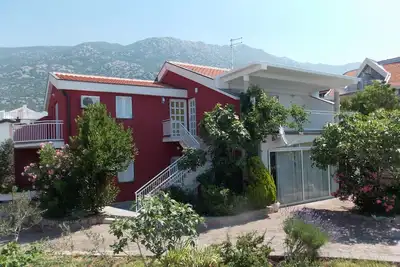 Image de Imanje uz plažu sa tenis igralištem i bazenom: Unit A2