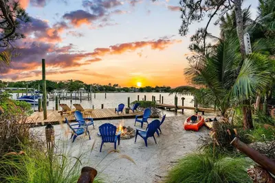 Image de The River House, 21 Foot Boston Whaler Included