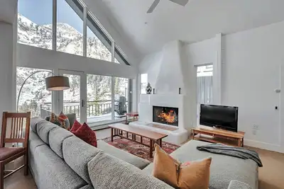 Image de Ski in\/ski out to Alta in this bright, breathtaking new home that sleeps 12 with fireplace!