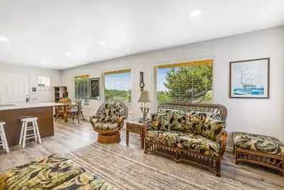 Image de Entire oceanfront duplex with ocean view, expansive deck & beach access