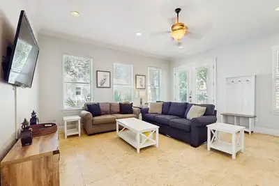 Image de Gorgeous, multi-level home with pool, hot tub & two balconies - dog-friendly