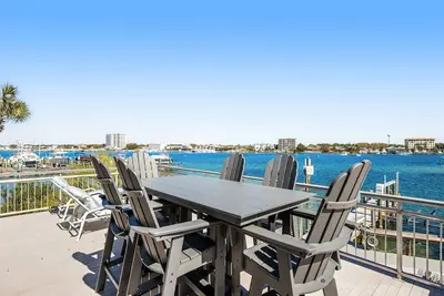 Image de Bayfront multi-level townhome with balcony, boat dock, Ac, & fast WiFi