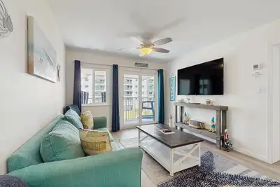 Image de Third-floor condo with pool, hot tub, partial ocean view, gym, & central Ac