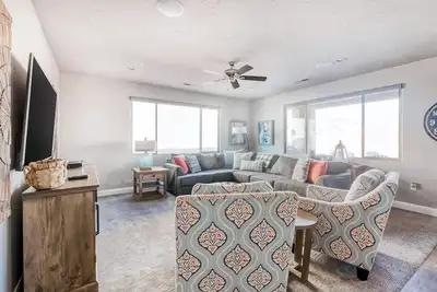 Image de Charming Home with Shared Pool, Private Hot Tub, WiFi, Central Ac, & Pack-N-Play