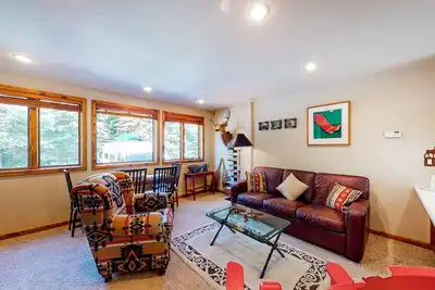 Image de Ski-in/ski-out condo with pool, mountain view, balcony, & easy trail access