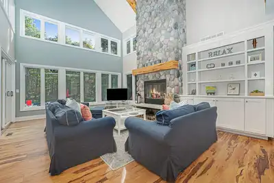 Image de Spacious Home with Two Fireplaces, Game Room, & Private Pool - Walk to the Lake
