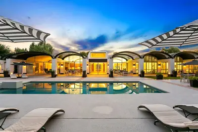 Image de Dramatic dream home with a private pool & spa, enclosed yard & mountain views