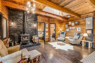 Image de Dog-friendly lakefront cabin with woodstove, amazing view, firepit & dock