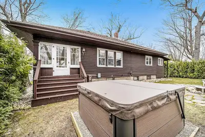 Image de Renovated historic bungalow with private hot tub, sunroom, firepit & central Ac