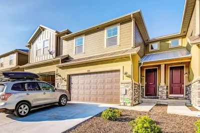 Image de Three-level mountain townhouse with W/D & central Ac - dogs Ok