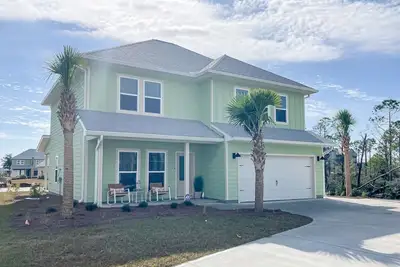 Image de Elegant Coastal Home w/Shared Pool, Tree-Lined View, 6-Minute Walk to the Beach