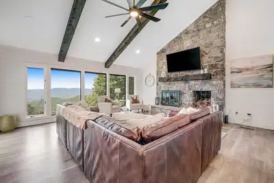 Image de Mountain-view home with high-speed WiFi, wood fireplace, W/D & central Ac