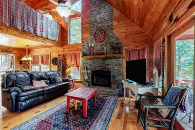 Image de Secluded sanctuary on wooded acreage with private hot tub, 3 decks, balcony & Ac
