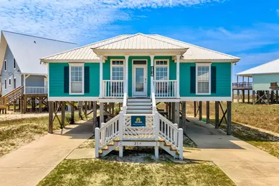 Image de Newly remodeled bay view home with high-speed WiFi, central Ac, and gas grill