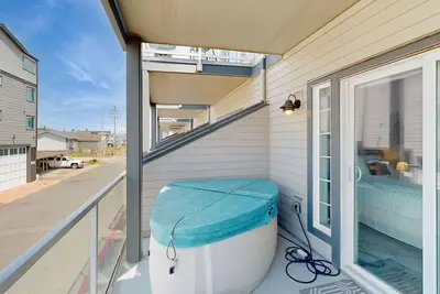 Image de Three-Story Beach Townhouse with Ocean Views, a Private Hot Tub, & Balconies