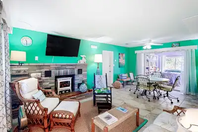 Image de Beautiful Beach Home Right Near the Water with Private Pool, Ac, & Fast WiFi
