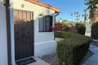 Image de Villa B - a cozy studio with kitchen a minute away from downtown Palm Springs!