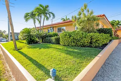 Image de Charming Ground Floor Condo with Shared Pool, High-Speed WiFi, and Central Ac