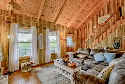 Image de Two-Story, Dog-Friendly Home w/ Private Hot Tub, Fast WiFi, & Mountain Views