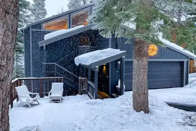 Image de Two-story dog-friendly getaway with private hot tub, wood stove, & full kitchen