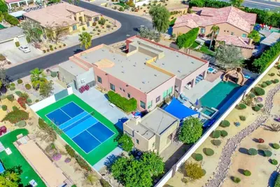 Image de The Masterpiece- Half Acre-8br-5. 5ba