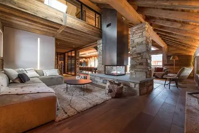 Image de Luxueux chalet avec piscine intérieure, sauna et home cinéma