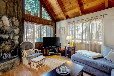 Image de Classic cabin in the woods with fast WiFi, lofted game room, deck & playset