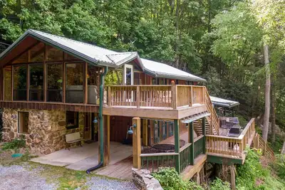 Image de A River Mist  Secluded on 6 acres of the Watauga River hot tub pet friendly