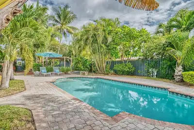 Image de Lovely Vacation Home with a tropical private yard and heated pool near the Beach