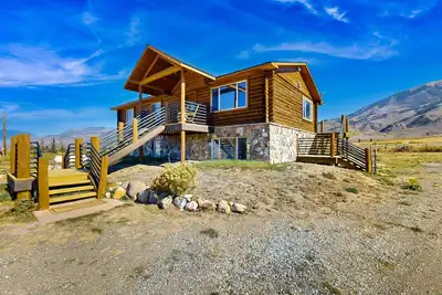 Dog-friendly log home with mountain views & large deck - near skiing, golfing