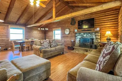 Image de Lincoln Log Cabin · Elkhorn 3 Bedroom 2 Bathroom Log Cabin Sleeps 8