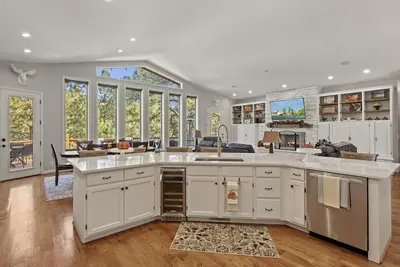 Image de Gorgeous Luxury Home Nestled in the Pines