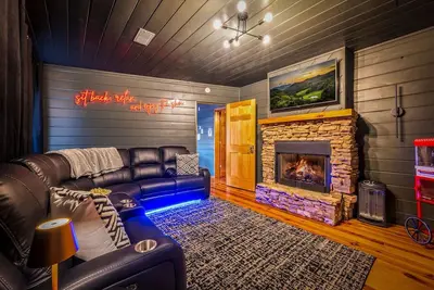 Image de Memorial Day • Hot Tub • Theater • Games • Pets Ok